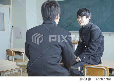 教室にいる男子学生たち 37707708
