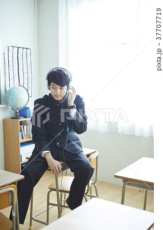 ヘッドフォンをする男子学生 37707719