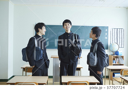 教室にいる男子学生たち 教室にいる男子学生たち 37707724