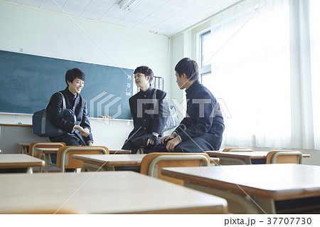 教室にいる男子学生たち 37707730