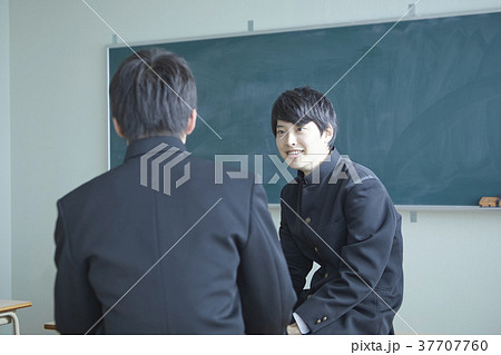 教室にいる男子学生たち 教室にいる男子学生たち 37707760