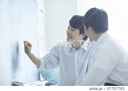 勉強をする学生 勉強をする学生 37707762