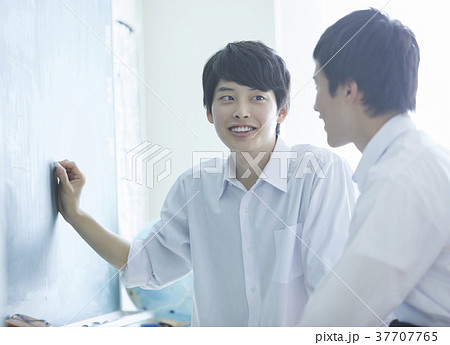 勉強をする学生 37707765