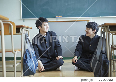 教室にいる男子学生たちの写真素材