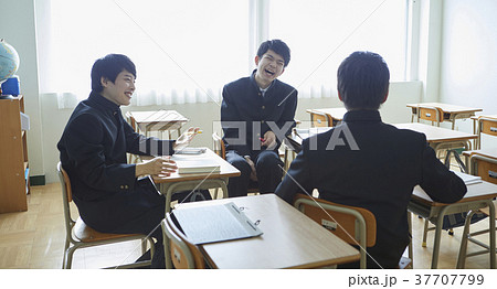 勉強をする学生 37707799