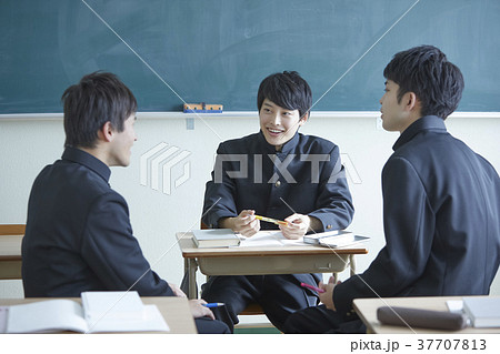 勉強をする学生 37707813