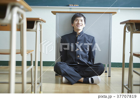 教室にいる男子学生 教室にいる男子学生 37707819