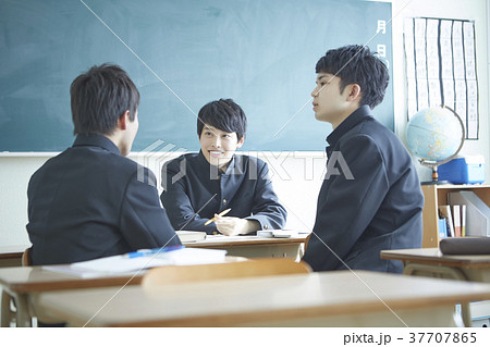 教室にいる男子学生たち 37707865