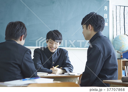 勉強をする学生 勉強をする学生 37707868
