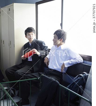 部室にいる学生 部室にいる学生 37707921