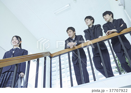 廊下に立つ学生 廊下に立つ学生 37707922