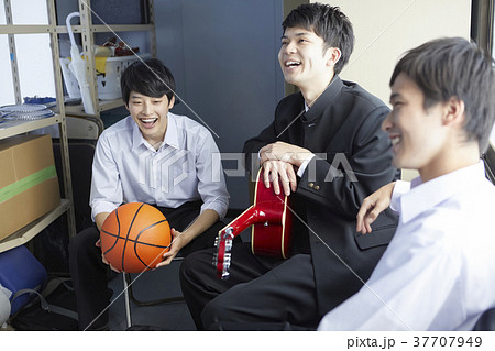 部室にいる学生 37707949