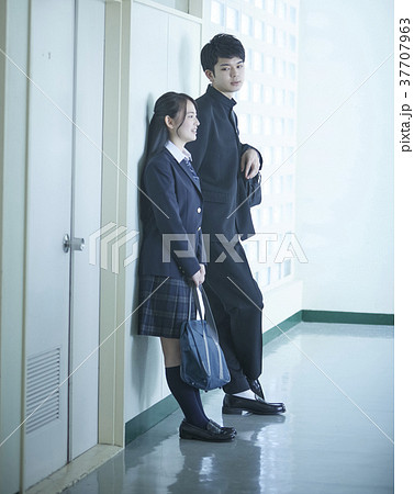 廊下で話す学生 廊下で話す学生 37707963