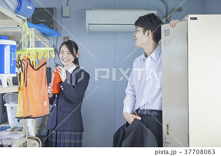 部室にいる学生 部室にいる学生 37708063