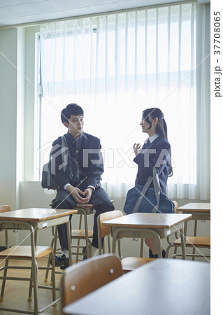 教室で話す学生 37708065