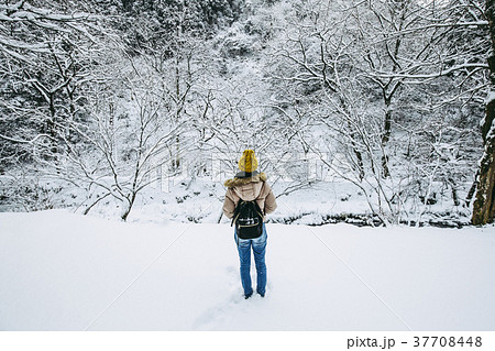 雪景色と女性 37708448