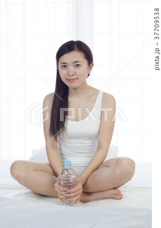 ベット　女性　水 37709538