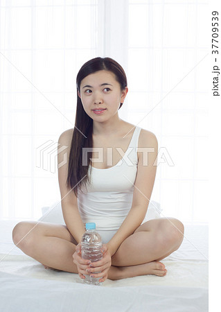 ベット　女性　水 37709539