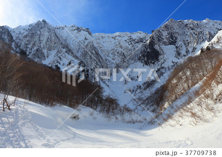 一ノ倉沢から冬の谷川岳を見る 37709738