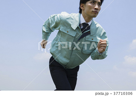 ビジネス　ビジネスマン　男性　走る　駆ける 37710306