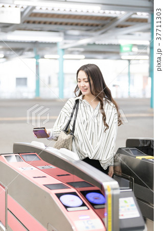 駅　ホーム　通勤　通学　撮影協力・京王電鉄株式会　 37711303