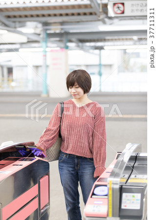 駅 ホーム 通勤 通学 撮影協力・京王電鉄株式会  駅 ホーム 通勤 通学 撮影協力・京王電鉄株式会  37711311
