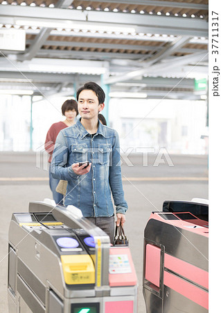 駅　ホーム　通勤　通学　撮影協力・京王電鉄株式会　 37711317