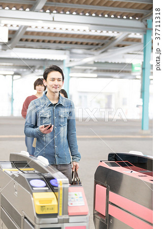 駅　ホーム　通勤　通学　撮影協力・京王電鉄株式会　 37711318