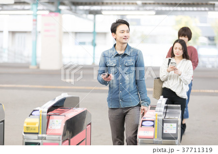 駅 ホーム 通勤 通学 撮影協力・京王電鉄株式会 駅 ホーム 通勤 通学 撮影協力・京王電鉄株式会 37711319