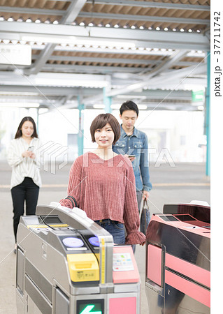 駅 ホーム 通勤 通学 撮影協力・京王電鉄株式会 駅 ホーム 通勤 通学 撮影協力・京王電鉄株式会 37711742