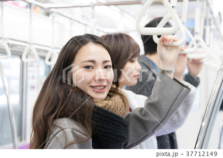 電車　日本人　撮影協力・京王電鉄株式会 37712149