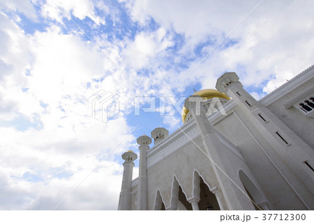 白亜の建物が優美なオマールアリサイフディンモスク 白亜の建物が優美なオマールアリサイフディンモスク 37712300