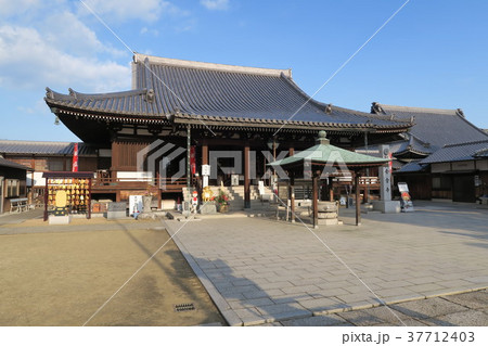 【四国八十八ヶ所】第七十六番　金倉寺　本堂と冬晴れの青空　香川県善通寺市 37712403