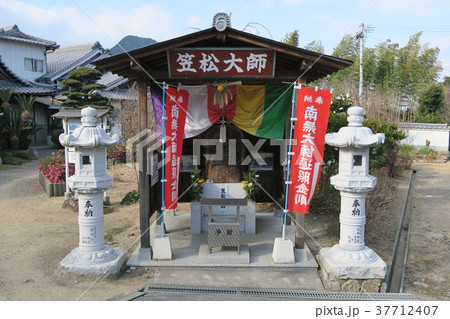 【四国八十八ヶ所】第七十二番　曼荼羅寺の笠松大師　香川県善通寺市 37712407