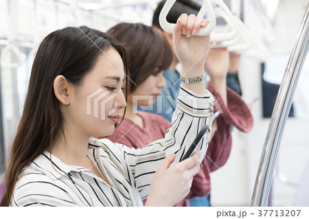 電車　日本人　撮影協力・京王電鉄株式会 37713207