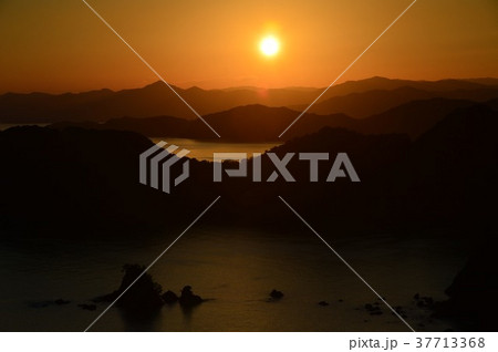 高知県 太平洋をのぞむ横波半島の夕焼け 高知県 太平洋をのぞむ横波半島の夕焼け 37713368