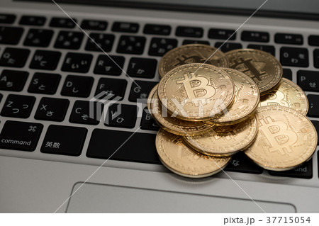 仮想通貨・ビットコインとパソコンのイメージ 仮想通貨・ビットコインとパソコンのイメージ 37715054