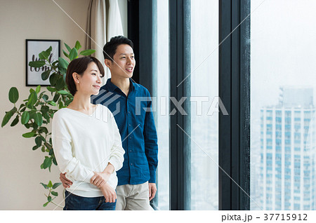 リビングでくつろぐミドル夫婦 リビングでくつろぐミドル夫婦 37715912