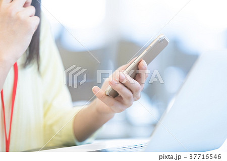 タブレット端末を使いう女性会社員 OL ビジネスイメージ オフィスレディ タブレット端末を使いう女性会社員 OL ビジネスイメージ オフィスレディ 37716546