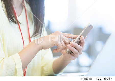 タブレット端末を使いう女性会社員 OL ビジネスイメージ オフィスレディ タブレット端末を使いう女性会社員 OL ビジネスイメージ オフィスレディ 37716547
