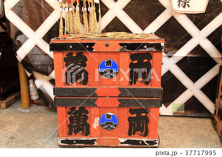 浅草　鷲（おおとり）神社の酉の市 小判と千両箱 37717995