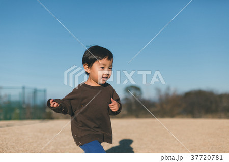 3 years old 37720781