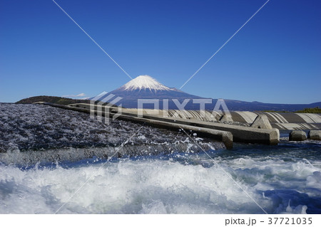 1月 富士山2141富士川堰堤と水飛沫 1月 富士山2141富士川堰堤と水飛沫 37721035