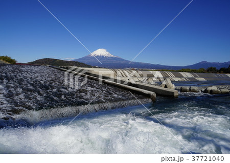 1月 富士山2146富士川堰堤と水飛沫 1月 富士山2146富士川堰堤と水飛沫 37721040