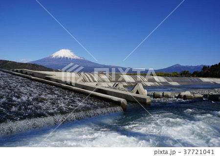 1月　富士山2147富士川堰堤と水飛沫 37721041