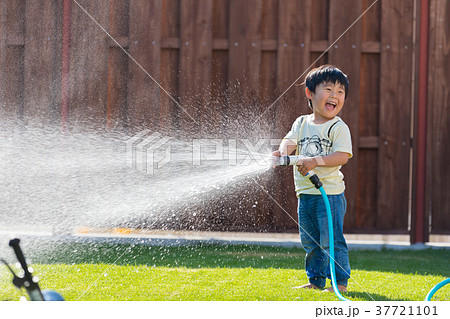 庭で水遊び 男の子の写真素材