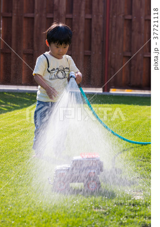 庭で水遊び　男の子 37721118