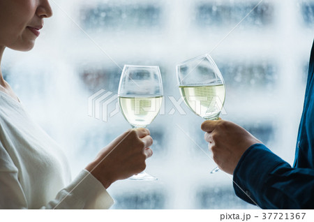 ワインを飲む夫婦 37721367