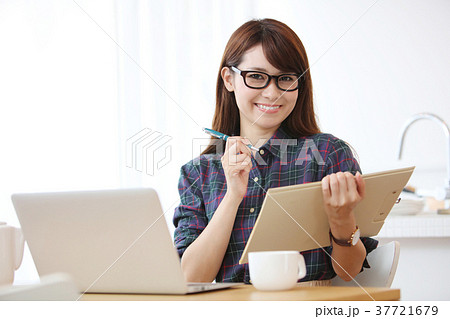 パソコン 女性 パソコン 女性 37721679