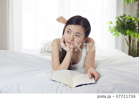 起床　若い女性 37721736